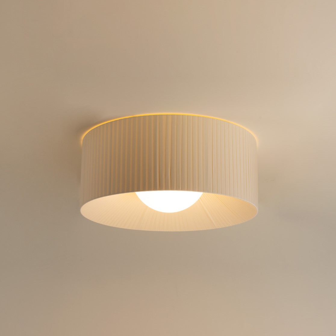 Lap ceiling lamp